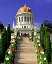 Große Treppe zu einem prachtvollen Kuppelgebäude