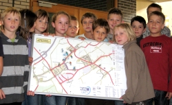 Schüler mit Kinderstadtplan-Magnetwand