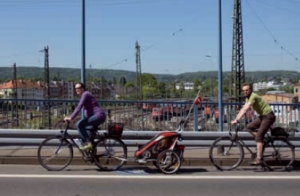 Familie mit Fahrrädern auf einer Brücke