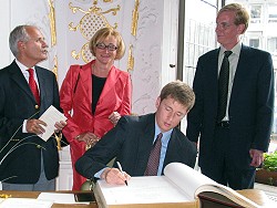 Paul Ferguson trägt sich ins Goldene Buch der Stadt ein, rechts: Jim Rowland (neuer Vorsitzender des Arlington-Aachen-Komitees), (c) Stadt Aachen / Paul Heesel