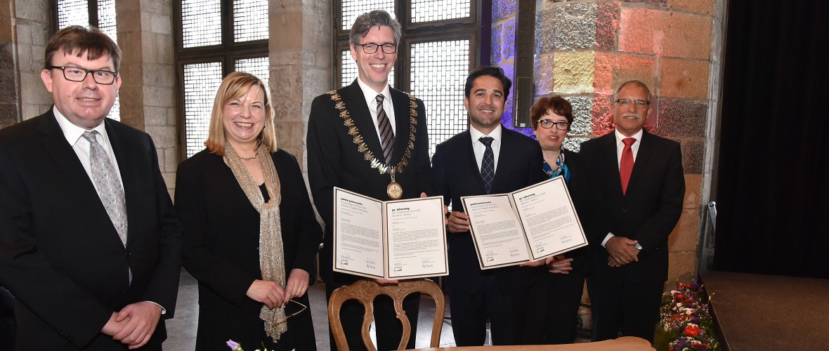 Symbolic renewal of the town twinning Symbolic renewal of the town twinning in Aachen in 2017 to mark its 50th anniversary