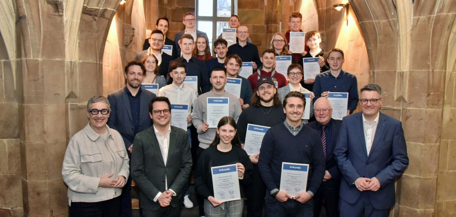 Group photo of Sibylle Keupen with volunteer scholarship holders