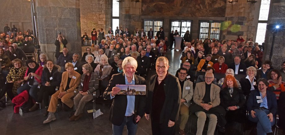 Mayor Sibylle Keupen thanked Jürgen Becker, who encouraged the guests to have a healthy dose of optimism and, above all, a good sense of humor in order to face the challenges of the future.