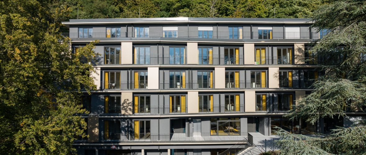 Residential building in green surroundings