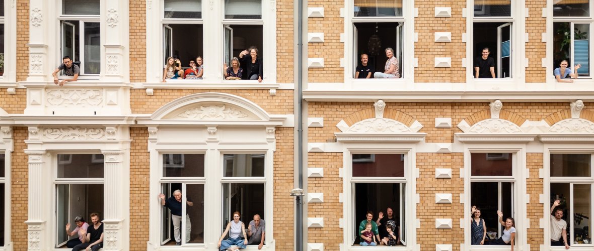 Window front in which various people (groups) sit and sometimes wave