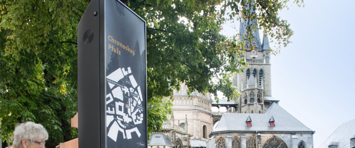 Woman looks into the Chronoscope Palatinate