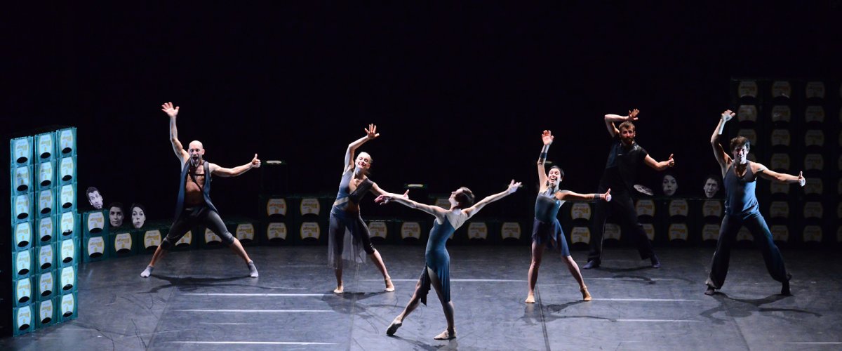 Five dancers on stage at the Schrittmacher Festival. Copyright: Andreas Herrmann