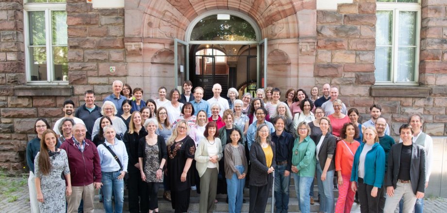 The staff of the music school in front of the music school building on Blücherplatz
