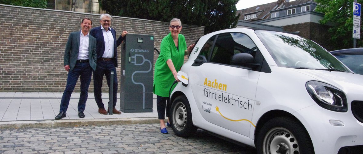 Mayor in front of electric car