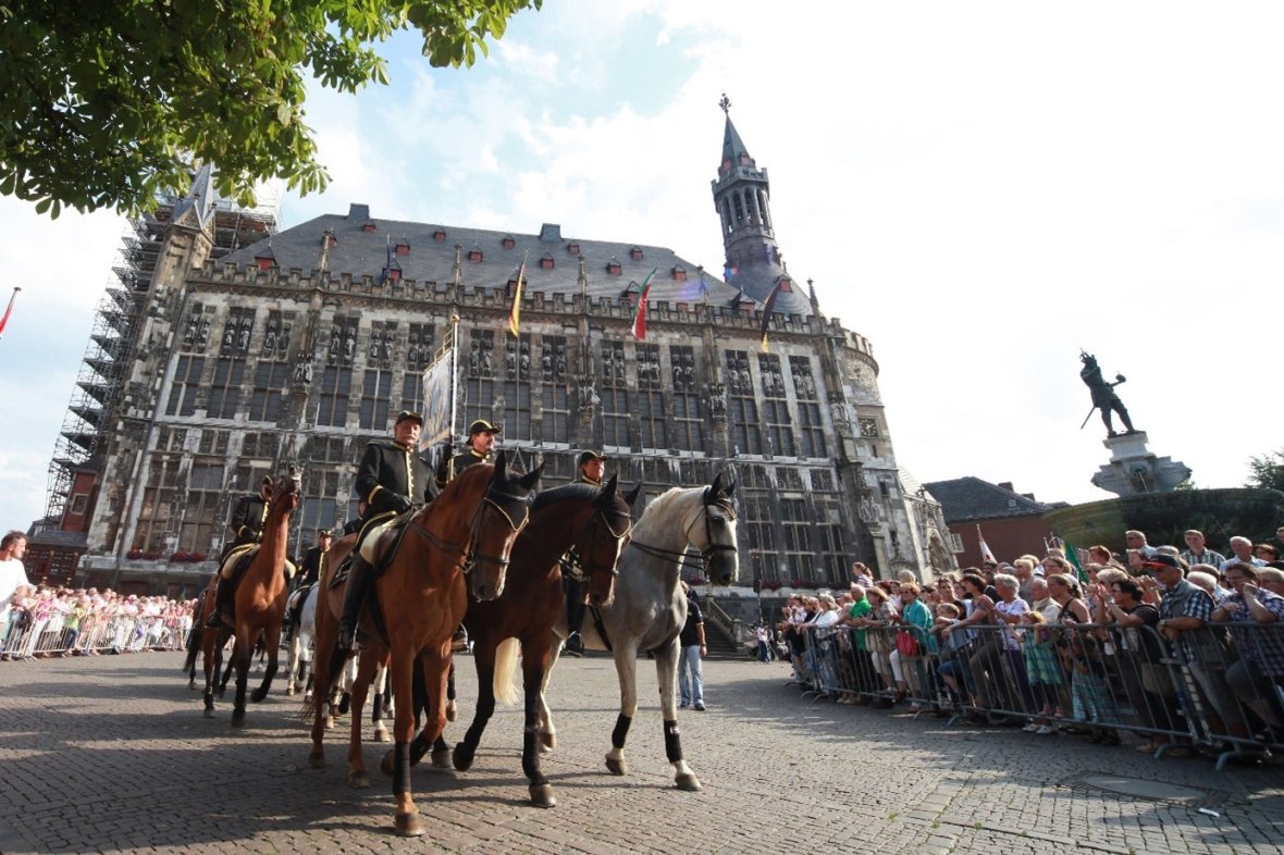 Horses in front of the town hall Horses in front of the town hall