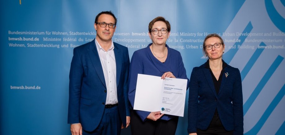 A landscape architect, acting on behalf of the City of Aachen, accepted the grant notification from the Federal Ministry of Construction’s BMWSB program “Adaptation of Urban Areas to Climate Change.”