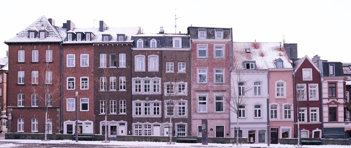 Snow-covered row of houses on the Katschhof
