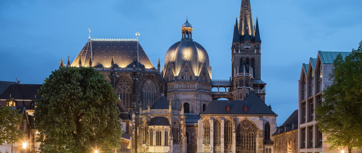 Aachen Cathedral illuminated together with the Katschhof