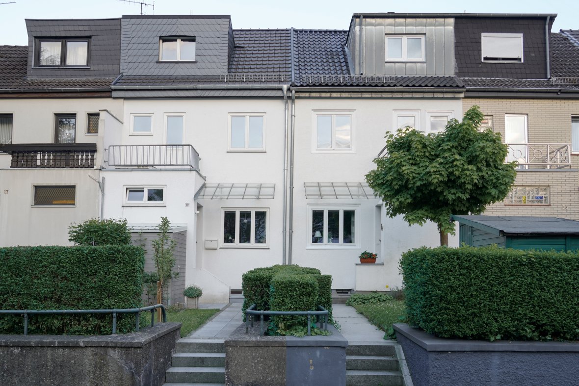 Focus on one building of the terraced houses in the "In den Heimgärten" estate