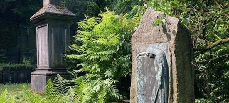 A gravesite on the Heissberg with a green bush in the background