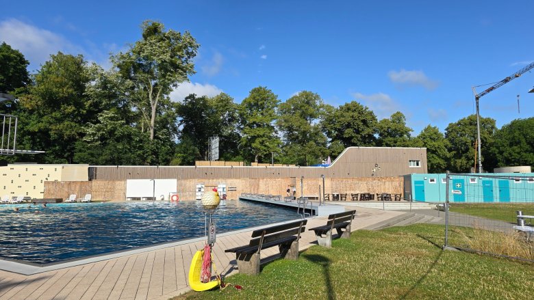 The view from the outdoor pool, the scaffolding has already been dismantled.