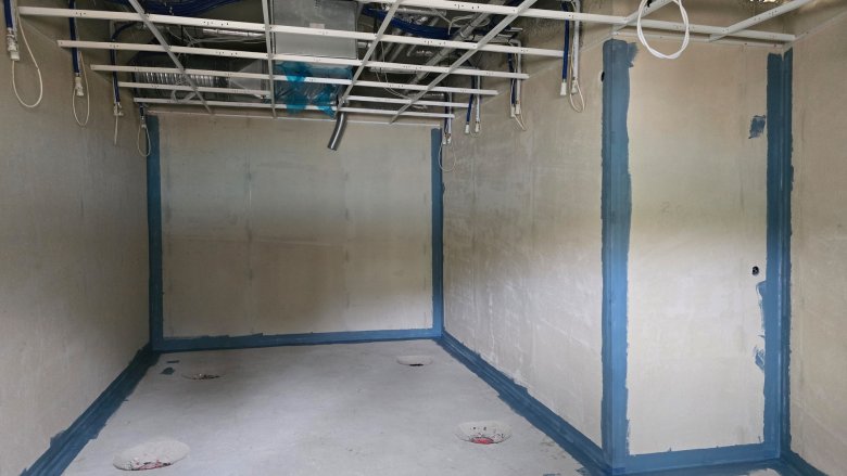 Waterproofing work in the men's showers