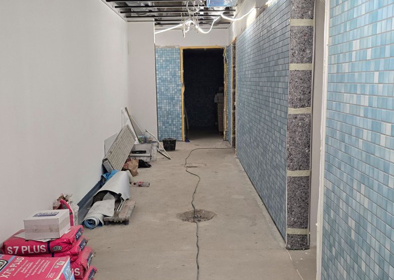 Wall tiles in the hallway