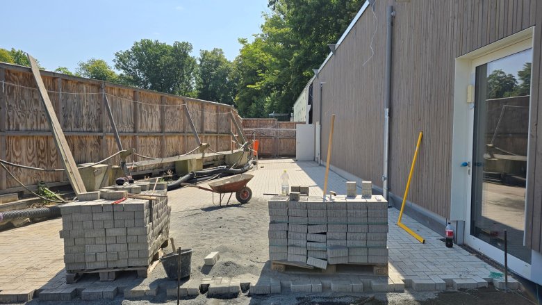 The paving work is progressing.