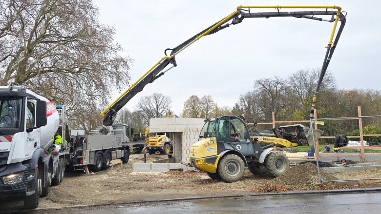 Concreting work for the fresh air changing rooms