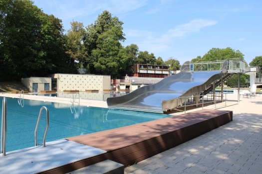 Freibad_Hangeweiher_c_E26_2020 View of the new benches at the edge of the pool and the large stainless steel slide.
