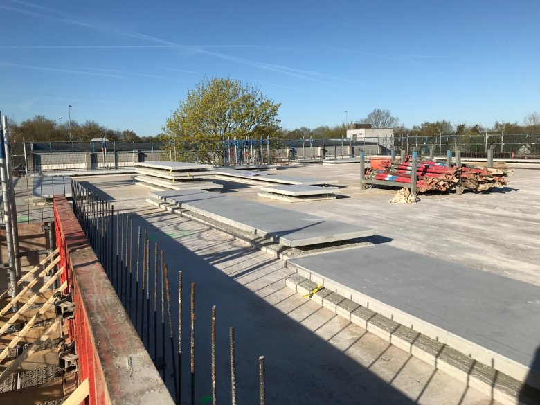 The ceiling above the upper floor has been concreted and the parapets are being installed.