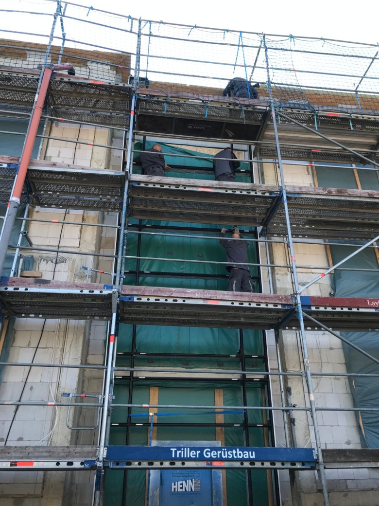 Montage_PRK_Treppenhaus_c_E26_2025_7 Work on the mullion and transom façades has started. The profiles for the stairwell glazing are currently being installed.