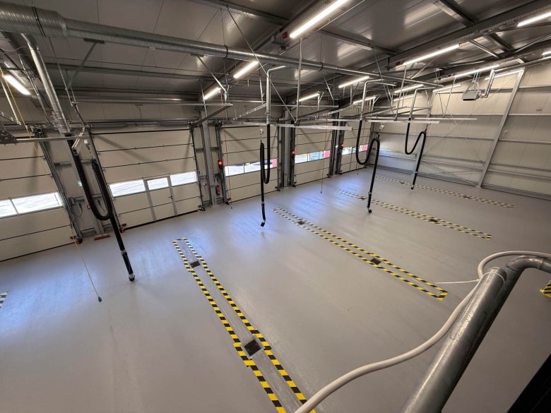 Vehicle hall of the interim guard station