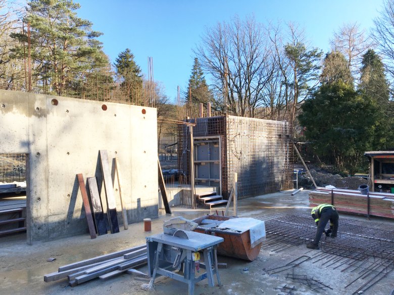 Erdgeschoss_Wände3_c_e26_2022_1 The first walls in exposed concrete quality are formed.