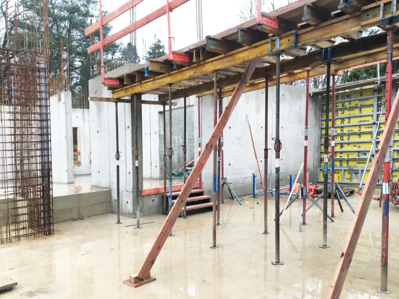 Erdgeschoss3_c_e26_2022_2 Work began on forming the ceiling above the first floor.