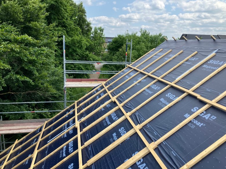 The roof work is progressing...