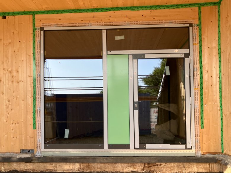 The heavily frequented entrance doors were made of metal to withstand daily use. They were delivered and installed.