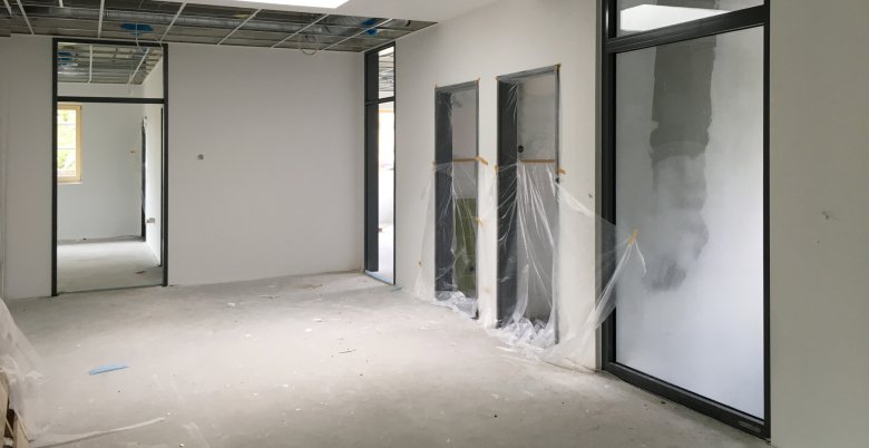 The painting work is progressing.