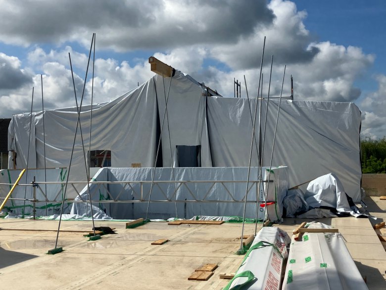 Weather protection of the gables in the background, the flat roof area with parapets can be seen in the foreground.