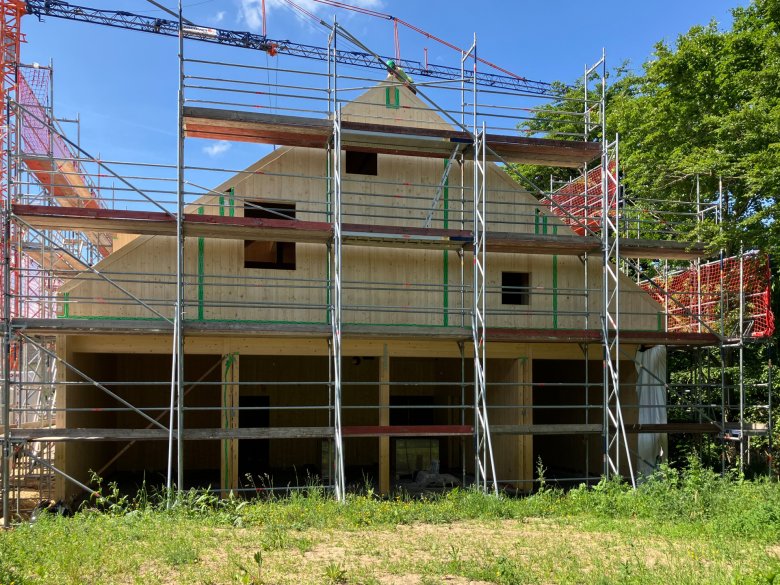 The gable wall on the garden side has been completed.