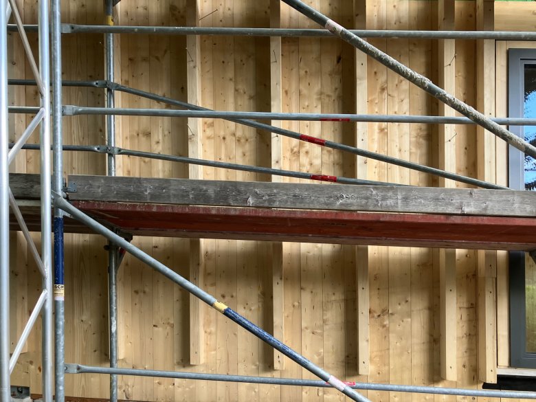 The substructure of the façade has been installed.