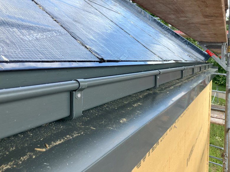 The gutters are installed.