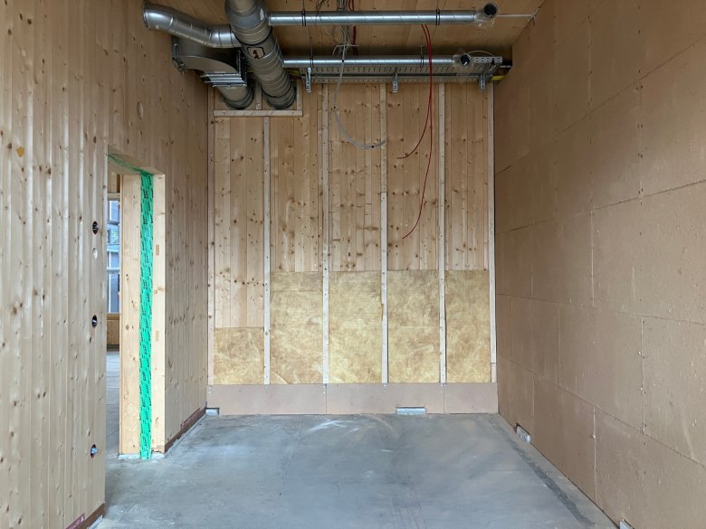 The substructure of the clay building boards is installed, the first clay building boards are attached.