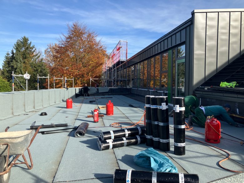 Waterproofing work on flat roofs