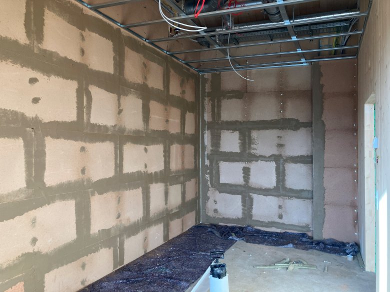 The joints between the clay building boards were closed.