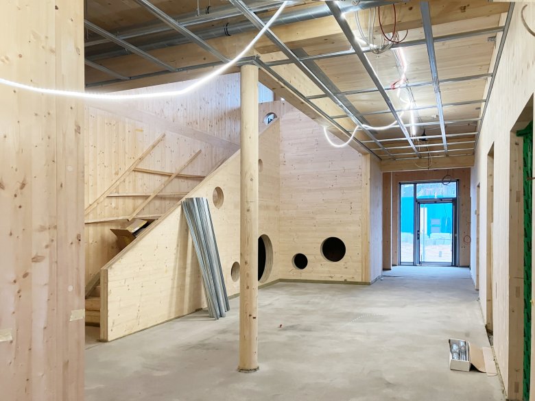 The screed on the first floor was completed.