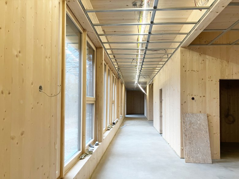 The screed was laid and the substructure for the ceiling was installed.