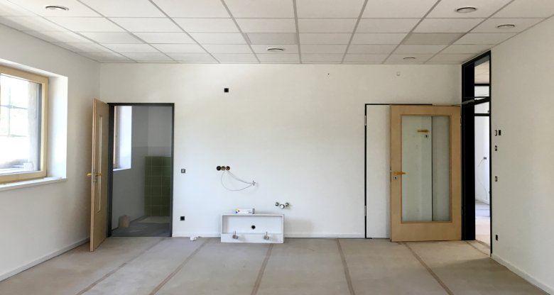 The final electrical installation is taking place. The lamps have been installed.