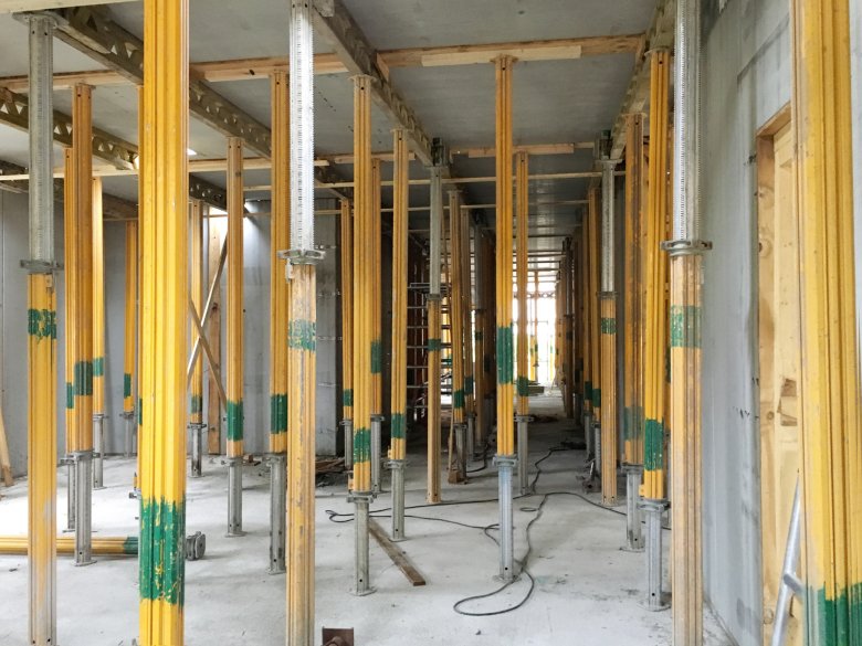 The filigree ceiling above the ground floor has been delivered and installed.