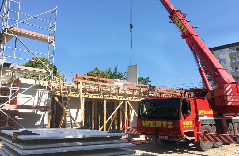 The filigree walls for the upper floor have been delivered and are being installed.