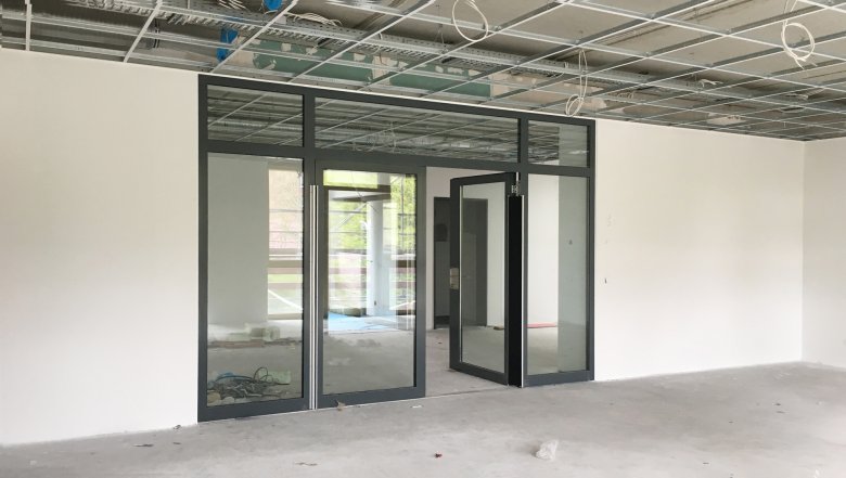 The glass panes have been delivered and installed.