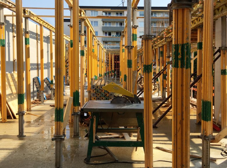 The supports for holding the filigree ceilings above the upper floor have been prepared.