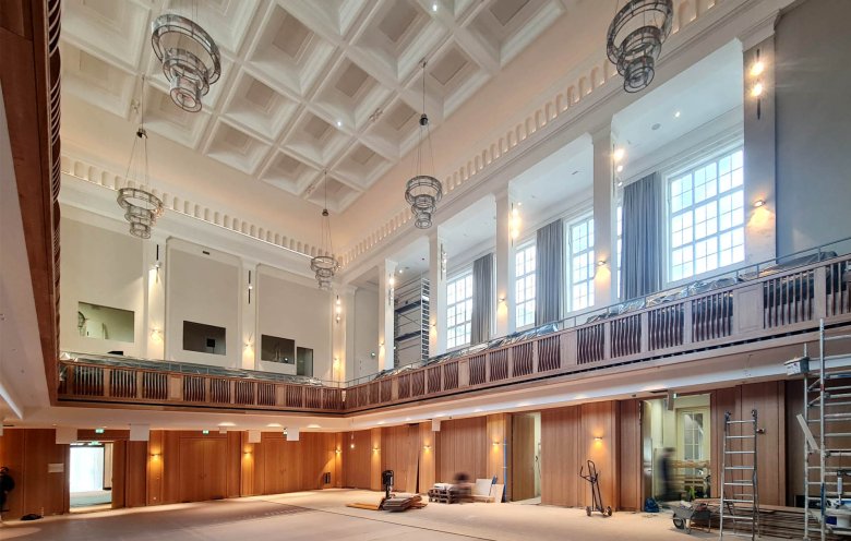 The large hall with a view of the gallery