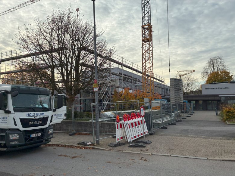 The scaffolding for the extension has been erected. It gives a first impression of the new cubature.