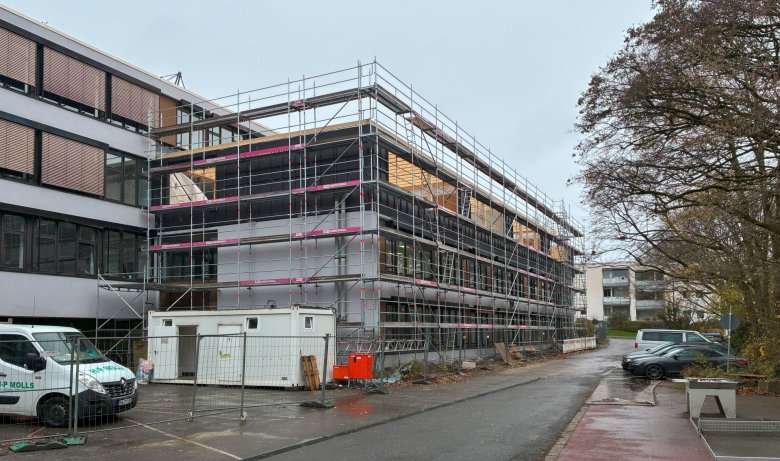 The exterior walls were erected in the first construction phase and fitted with the roof beams.